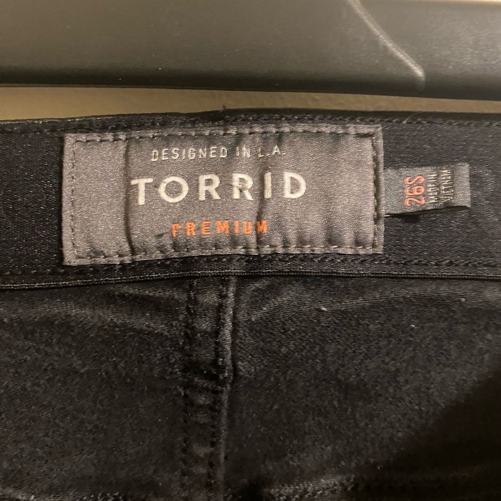 Womens Torrid Sky High Skinny Black Distressed Ankle Capri Jeans Size 26S Short - Picture 3 of 4